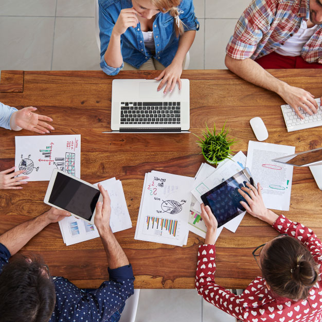 grupo de personas trabajando